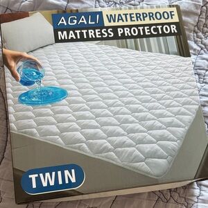 White Waterproof Mattress Protector - Twin